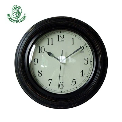 Horloge en bois usée à la ferme